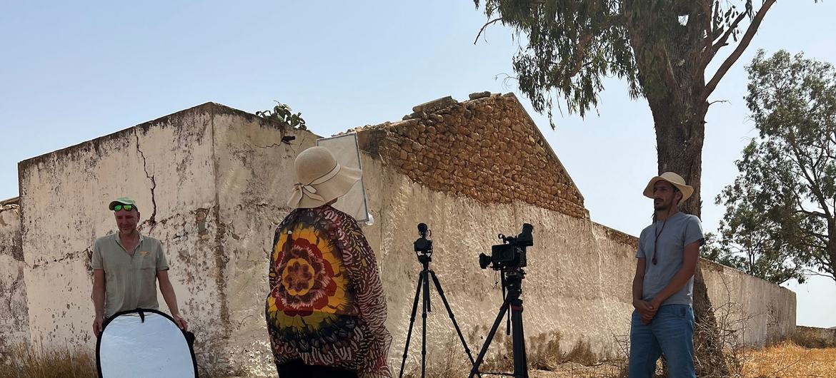 Inès Massoudi (kembali ke kamera) adalah petani kebun zaitun dan sereal yang memiliki lahan seluas 50 hektar di Beja, Tunisia.